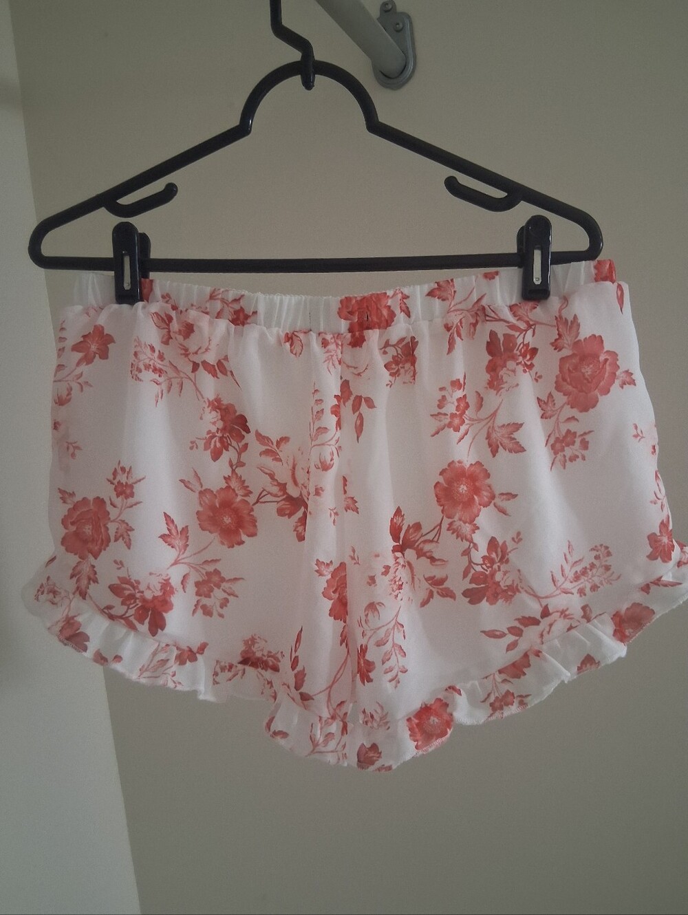 Cute Floral Ruffled Shorts - Picture 4 of 5